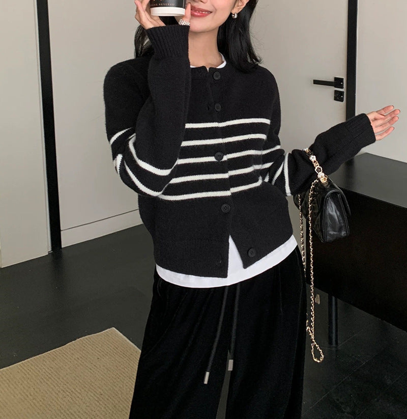 Women's Striped Knit Cardigan with Round Neck – A Comfortable and Casual Style for Everyday Wear