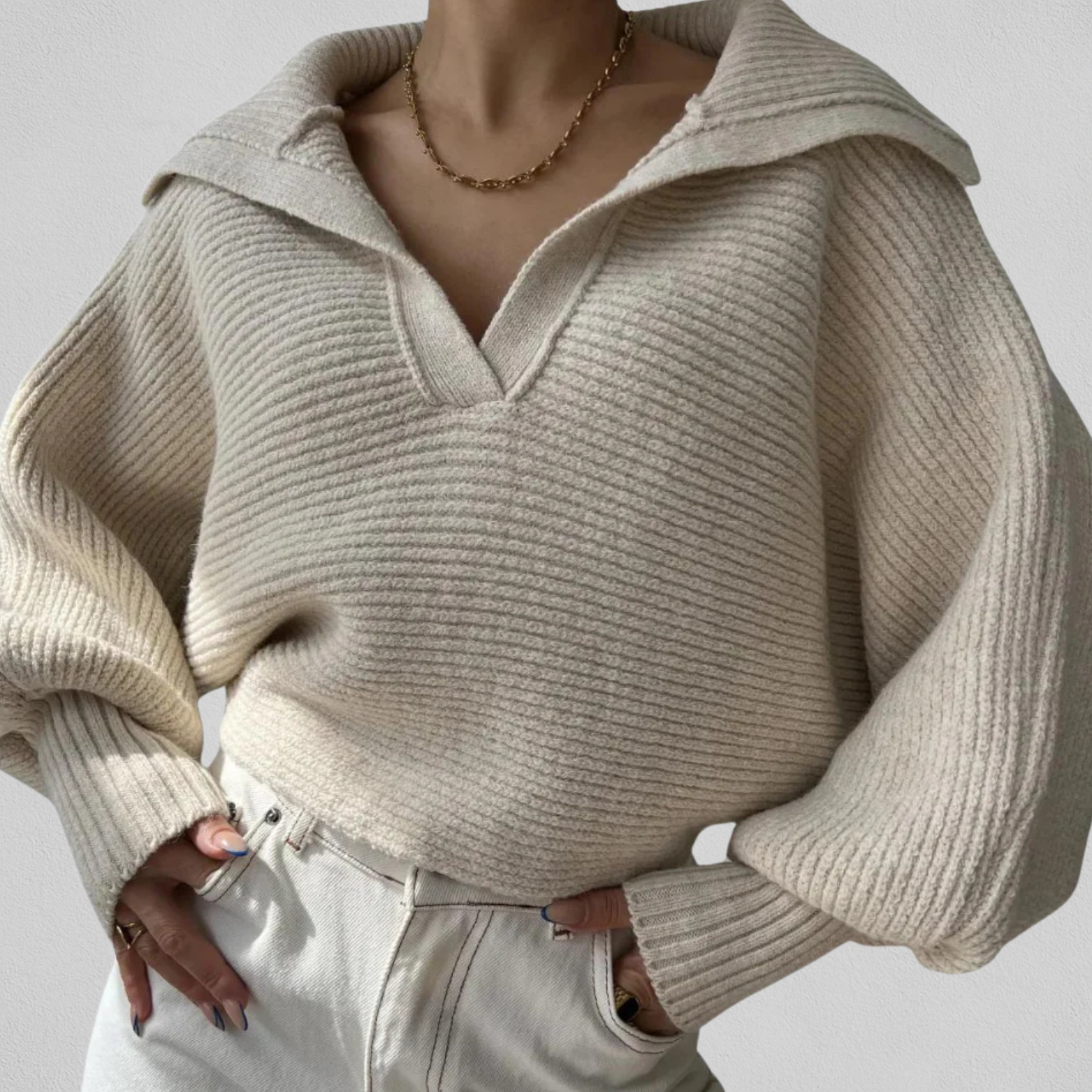 Women's loose-fit V-neck sweater - Soft and easy to wear