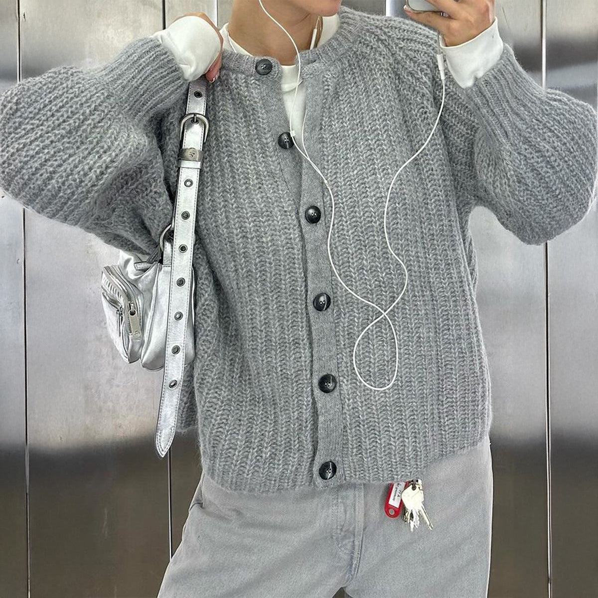 Minimalist Long-Sleeve Button-Up Sweater for Women – A Chic, Casual Knit Top, Ideal for Everyday Wear