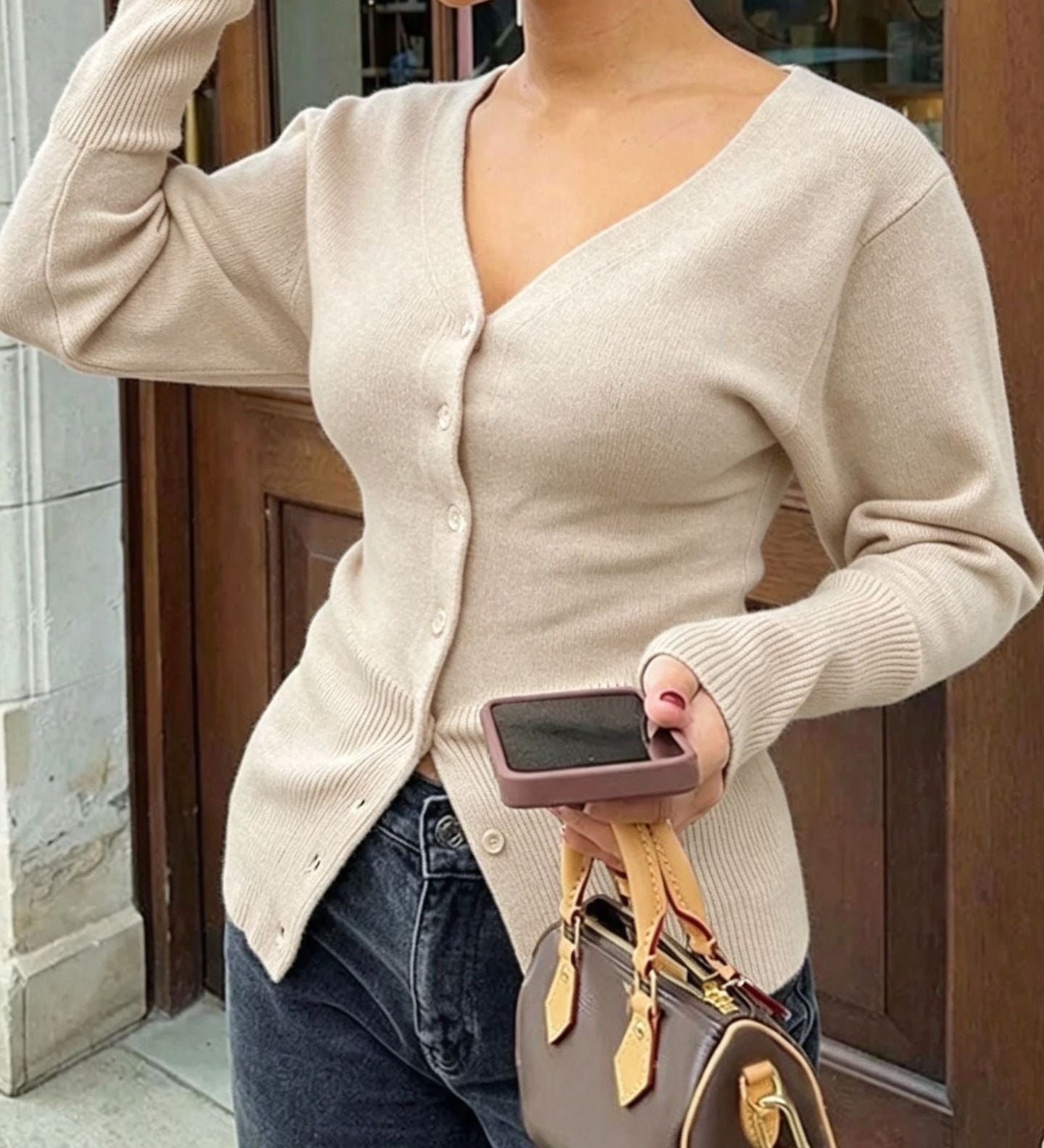 Women's V-neck knitted top - Fitted and soft